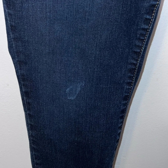 Levi’s, 8Short, pull on skinny totally shaping gold label mid rise, dark wash - Picture 8 of 8